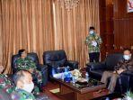 plt-wali-kota-padang-hendri-septa-saat-bertemu-dengan-jajaran-lantamal-ii-padang.jpg