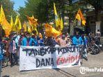 pmii-sumbar-gelar-aksi-damai-depan-kantor-gubernur-bawa-spanduk-tangkap-koruptor-dana-covid-19.jpg