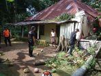 pohon-tumbang-timpa-rumah-warga-di-padang-pariaman.jpg