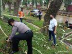 polisi-memasang-garis-polisi-di-lokasi-kejadian-pria-tewas-tersengat-listrik.jpg