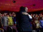 presiden-joko-widodo-kiri-berpelukan-dengan-ketua-umum-partai-nasdem-surya-paloh.jpg
