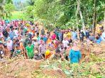 proses-evakuasi-jenazah-tertimbun-longsor-di-pasie-laweh-lubuk-alung.jpg