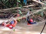 proses-evakuasi-korban-hanyut-di-sungai-batang-ulakan-parmin.jpg