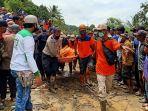 proses-evakuasi-korban-tertimbun-longsor-di-malalo.jpg