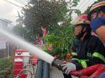 proses-pemadaman-kebakaran-di-jalan-abdul-muis-jalan-taduah.jpg