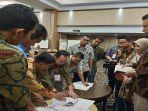 proses-rekapitulasi-penghitungan-suara-hari-keempat-di-hotel-pangeran-beach-padangjpg.jpg