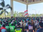 ratusan-driver-gojek-melakukan-unjuk-rasa-di-depan-balai-kota-padang-aia-pacah-senin-672020.jpg