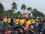 ratusan-mahasiswa-menggelar-aksi-demo-di.jpg