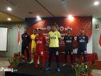 rendy-oscario-paling-depan-berasama-pemain-tim-semen-padang-fc-lainnya-saat-launching-tim.jpg