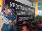 reni-saat-menggendong-anak-keduanya-saat-berada-di-bandara-internasional-minangkabau-bim.jpg