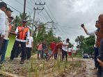 ruas-jalan-yang-ditanami-padi-oleh-warga-setempat-di-sijunjung-rabu-2212020.jpg