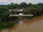 rumah-penduduk-yang-berada-di-bantaran-sungai-di-kawasan-taman-nasional-betung-kerihun.jpg