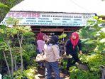 salah-seorang-pembeli-sedang-memilih-bunga-yang-akan-dibelinya-di-shopie-flowers.jpg