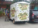 satpol-pp-kota-padang-mengamankan-sebuah-mobil-bertuliskan-ngocok-yuk.jpg