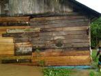 satu-unit-rumah-bergeser-akibat-terbawa-banjir-di-kabupaten-pesisir-selatan1.jpg
