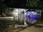 satu-unit-warung-beserta-satu-angkot-terendam-banjir.jpg