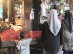 sedang-melakukan-transaksi-di-pasar-Pariam.jpg