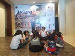 sejumlah-anak-anak-duduk-melingkar-di-serambi-ball-room-hotel-mercure-padang-sabtu-642019.jpg