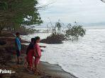 sejumlah-bocah-tengah-berada-di-pantai-pasir-jambak-padang.jpg