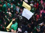 sejumlah-driver-ojol-memasuki-barisan-demonstran-di-dprd-sumbar.jpg