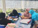 sekolompok-murid-sedang-belajar-dengan-memanfaatkan-internet-gratis.jpg