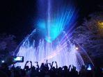 sensasi-air-mancur-dancing-fountain-25-meter-basahi-pengunjung-festival-of-light.jpg