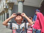 seorang-bocah-yang-menyaksikan-gerhana-matahari-cincin-di-masjid-raya-sumbar.jpg