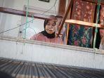 seorang-karyawan-Galeri-Songket-Tenun-Minang-STM-di-Jalan-Bukittinggi-Payaku.jpg