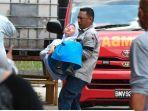 seorang-pelajar-digendong-setelah-lemas-akibat-keracunan.jpg