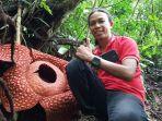 seorang-pengunjung-di-lokasi-bunga-rafflesia-tuan-mudae.jpg