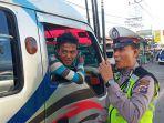 seorang-personel-satlantas-polresta-padang-menertibkan-bus.jpg