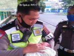 seorang-polisi-saat-mengamankan-seorang-bayi-yang-ditemukan.jpg