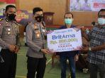 seorang-warga-agam-diberikan-hadiah-berupa-uang.jpg