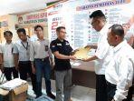 serahkan-bukti-dukungan-di-awal-waktu-endre-saiful-nasrul-bawa-24015-ktp-ke-kpu-sijunjung.jpg