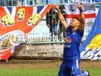 striker-arema-fc-robert-lima-gladiator.jpg