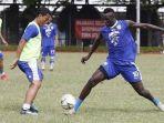 striker-persib-bandung-ezechiel-n-douassel.jpg