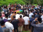 suasana-pemakaman-komisioner-kpu-sumbar-nova-indra.jpg