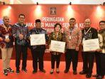 suhatri-bur-dapat-penghargaan.jpg