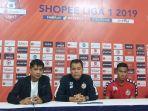 syafrianto-rusli-tengah-menyatakan-mundur-jadi-pelatih-kepala-semen-padang-fc.jpg