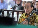 terdakwa-gubernur-riau-nonaktif-annas-maamun-saat-di-pengadilan-tipikor-bandung.jpg