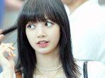 tertangkap-kamera-lisa-blackpink-berambut-hitam-pekat-terurai-di-bandara-ini-komentar-blink.jpg