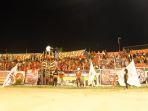 the-kmers-saat-memberikan-dukungan-pada-semen-padang-fc.jpg
