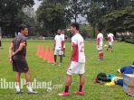 tim-semen-padang-fc-menggelar-latihan-di-lapangan-ok.jpg