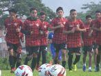 tim-semen-padang-fc-saat-mengikuti-latihan-di-lapangan-mess-indarung-2.jpg