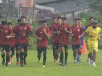 tim-semen-padang-fc-saat-mengikuti-latihan-di-lapangan-mess-indarung-kamis-392020.jpg