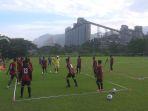 tim-semen-padang-fc-saat-mengikuti-latihan-di-lapangan-mess-indarung.jpg