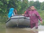 trc-bpbd-kota-padang-evakuasi-satu-keluarga-terjebak-banjir-di-parak-jambu-indah.jpg