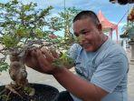 ujang-ater-pria-asal-padang-penyuka-bonsai.jpg