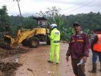 update-longsor-sitinjau-lauik-alat-berat-mulai-bersihkan-lokasi-longsor.jpg