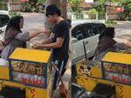 video-ibu-ibu-hina-pacar-anaknya-yang-jualan-cilok-cuma-adegan-syuting-ada-suara-bilang-cut.jpg